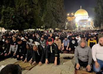 رغم القيود.. 200 ألف فلسطيني يؤدون صلاتي العشاء والتراويح بـ المسجد الأقصى 3