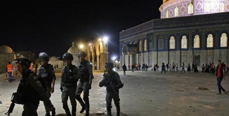 قوات الاحتلال تشعل النار في المسجد الأقصى وتعتقل المعتكفين| فيديو 1