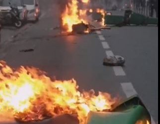 بعد قرار المجلس الدستوري الفرنسي.. محتجون يضرمون النار في شوارع باريس | فيديو 2