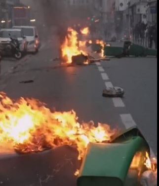 بعد قرار المجلس الدستوري الفرنسي.. محتجون يضرمون النار في شوارع باريس | فيديو 1