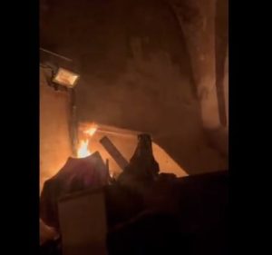 قوات الاحتلال تشعل النار في المسجد الأقصى وتعتقل المعتكفين| فيديو 2