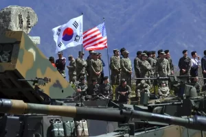 سول وواشنطن وطوكيو يتحدون كوريا الشمالية بتدريبات بحرية مشتركة 2
