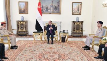 السيسي يستقبل وزير دفاع اليمن ويؤكد مساندة مصر جهود التوصل لحل سياسي