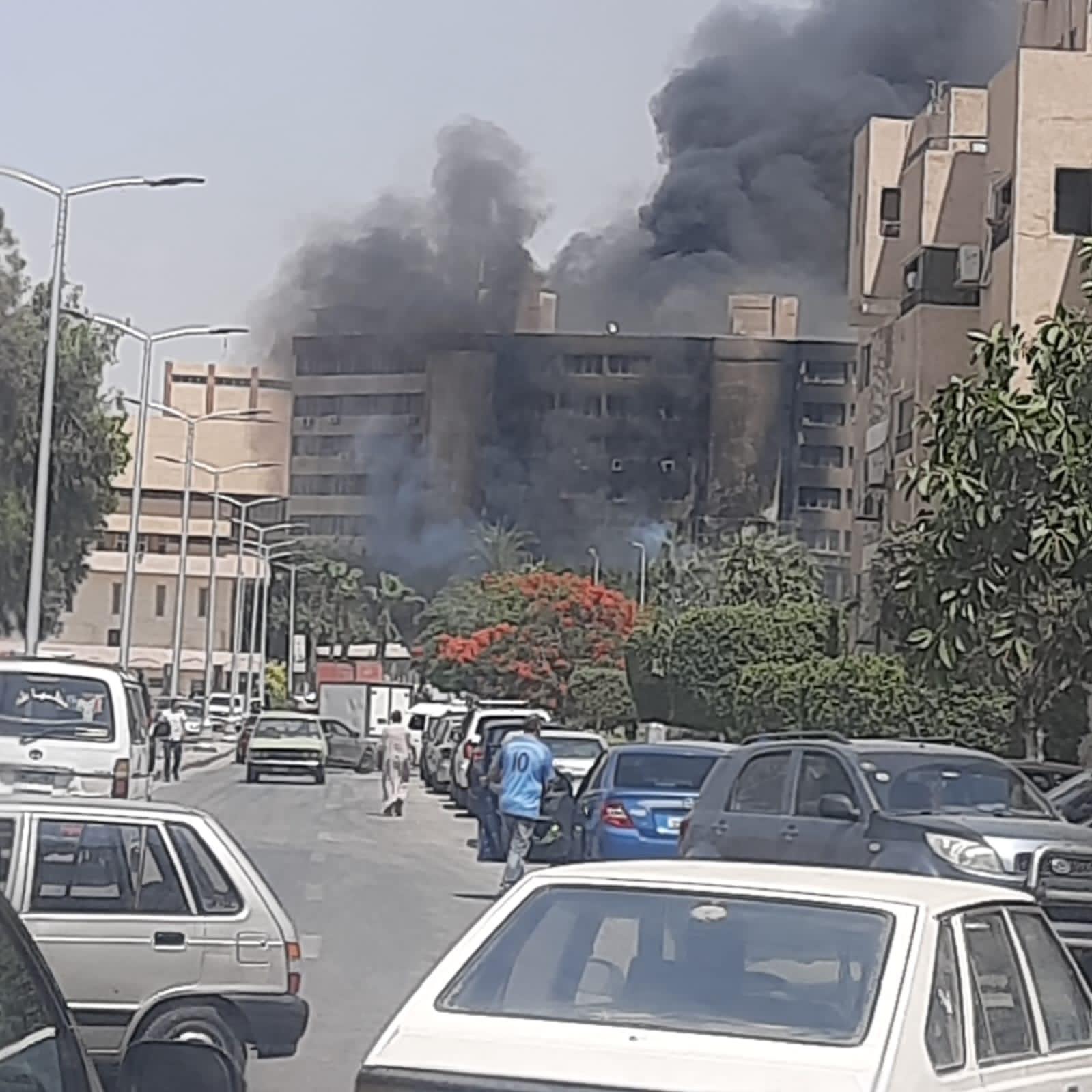 عاجل | حريق هائل بالطابق الأرضي داخل جهاز مدينة 15 مايو 2