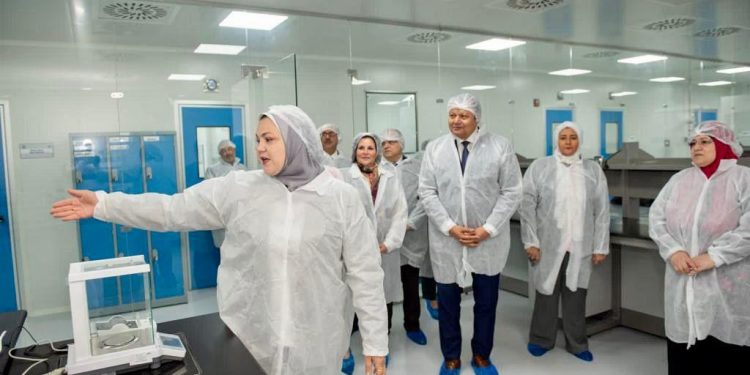 رئيس الرقابة الصحية يتفقد أول مصنع مصري لإنتاج مستحضرات وأدوية الأورام