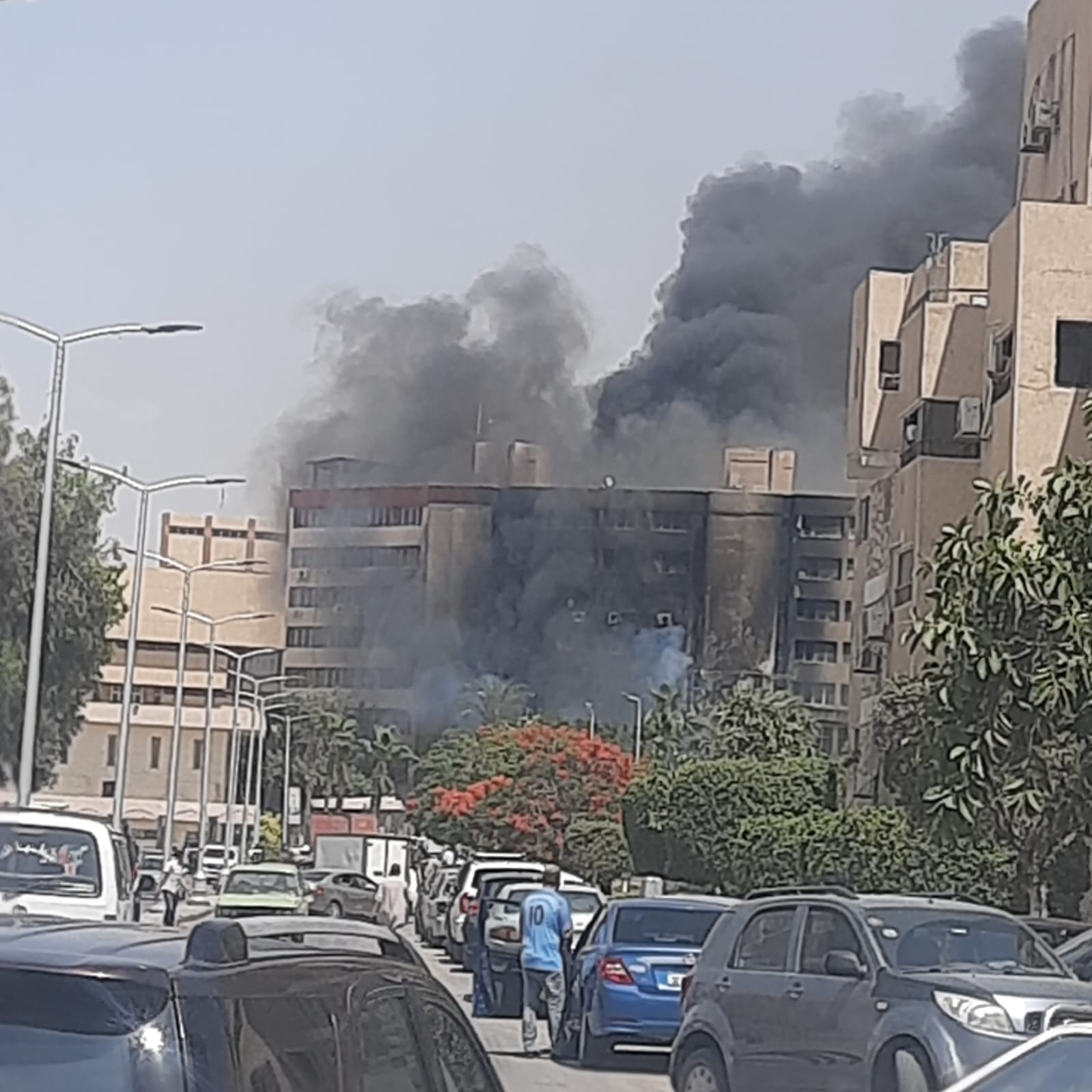 عاجل | حريق هائل بالطابق الأرضي داخل جهاز مدينة 15 مايو 4