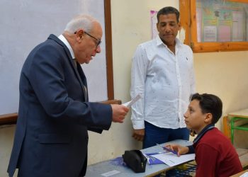 محافظ بورسعيد يتفقد لجان الامتحانات لمتابعة سير انتظام امتحانات الشهادة الإعدادية