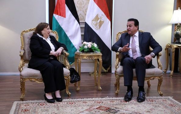 وزير الصحة يعلن توفير الدعم الصحي لفلسطين