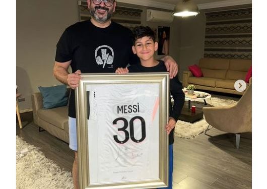 أكرم حسني يهدى ابنه تيشيرت بتوقيع ميسي في عيد ميلاده