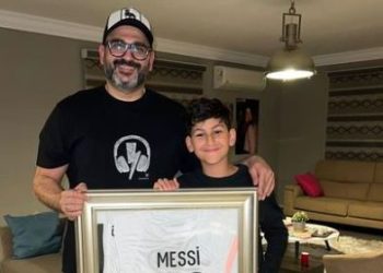 أكرم حسني يهدى ابنه تيشيرت بتوقيع ميسي في عيد ميلاده