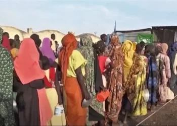 بسبب نقص الكهرباء.. السودانيون يصطفون فى طوابير لشحن هواتفهم (فيديو) 2
