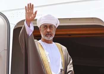 السلطان هيثم بن طارق يصل مطار القاهرة فى زيارة رسمية لمدة يومين