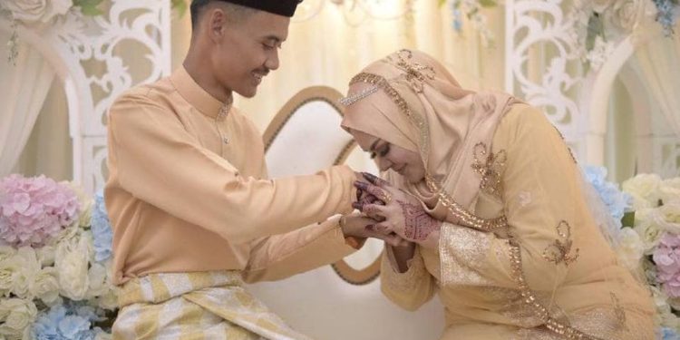 في ماليزيا.. معلمة تتزوج تلميذها بعد قصة حب غريبة 1