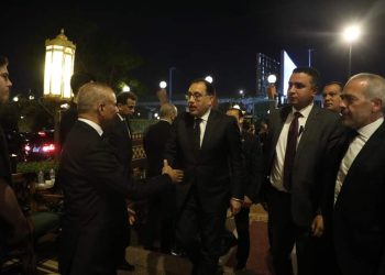 رئيس الوزراء يقدم واجب العزاء في شقيق النائب محمد أبو العينين