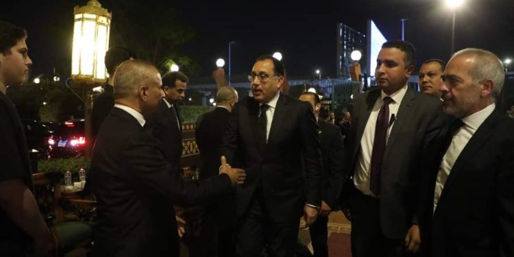 رئيس الوزراء يقدم واجب العزاء في شقيق النائب محمد أبو العينين