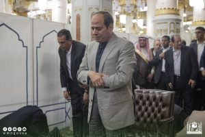  بعد حضوره قمة جدة.. السيسي يزور المسجد النبوي| صور 5