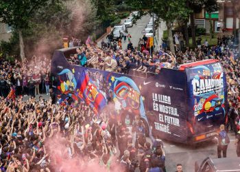 بهتاف ميسي..جماهير برشلونة تملأ الشوارع للإحتفال بالليجا "فيديو" 1