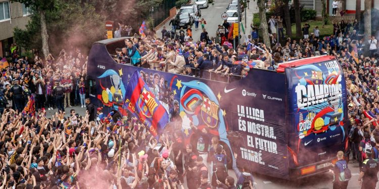 بهتاف ميسي..جماهير برشلونة تملأ الشوارع للإحتفال بالليجا "فيديو" 1