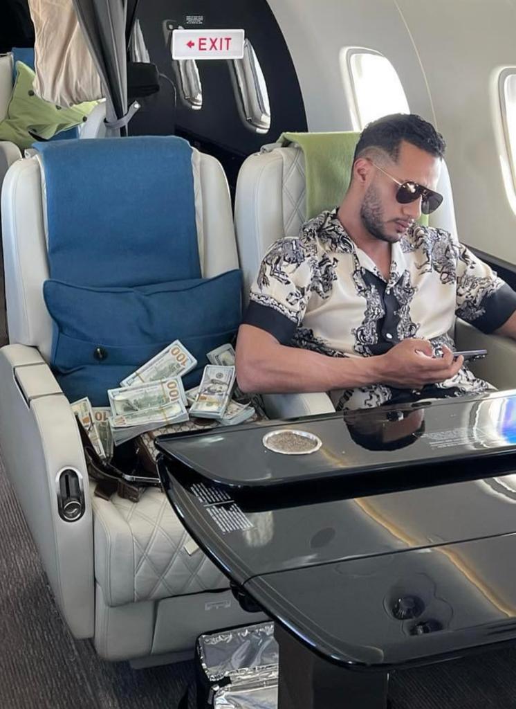 محمد رمضان يستعرض بـ "رزم الدولارات" من طائرته الخاصة 1