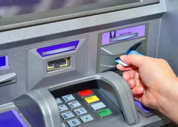 القبض على متسول الـ ATM وبحوزته دولارات ومخدرات