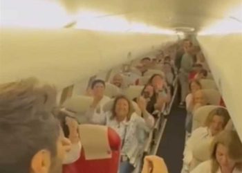 تامر حسني مع ركاب أردنيين في طائرة: غنيت معاهم لحد ما الطيارة اتملت ولميت الأجرة 4