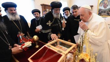البابا تواضروس يهدى بابا الفاتيكان صندوق هدية به أجزاء من ملابس شهداء ليببا الأقباط 1