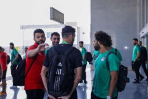 محمد صلاح يقابل لاعبي الأهلي بوجه حزين بعد التتويج بدوري أبطال أفريقيا 2