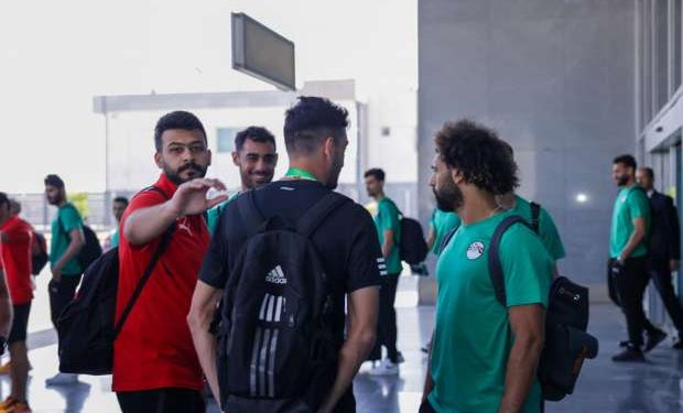 محمد صلاح يقابل لاعبي الأهلي بوجه حزين بعد التتويج بدوري أبطال أفريقيا 1
