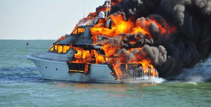 على متنه 29 شخصا.. حريق لنش سياحي قبالة سواحل مرسى علم