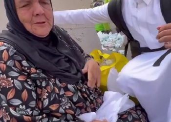 رأت شاب يشبه ابنها المتوفي.. مسنة مصرية تنهار بالبكاء أمام الكعبة 2