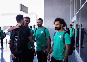 محمد صلاح يقابل لاعبي الأهلي بوجه حزين بعد التتويج بدوري أبطال أفريقيا 3