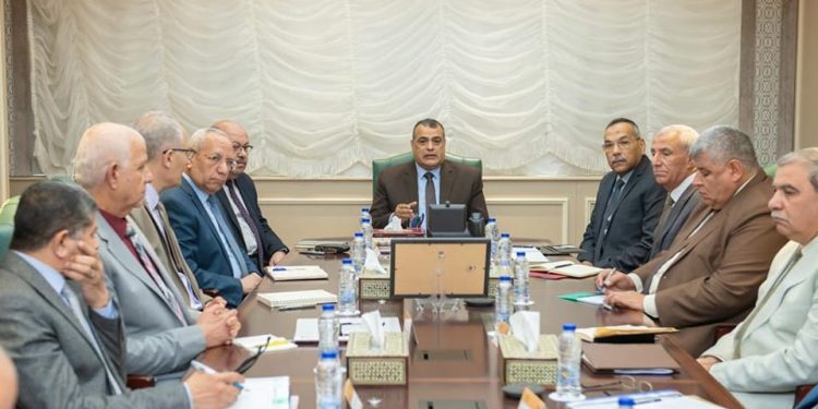 وزير الإنتاج الحربي يعقد أول اجتماع رسمي بمقر الوزارة بالعاصمة الإدارية