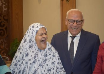 محافظ بورسعيد يكرم الأم المثالية على مستوى الجمهورية