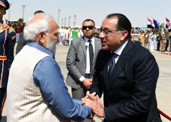 بالصور.. مدبولي يستقبل رئيس الوزراء الهندي والوفد المرافق له بمطار القاهرة 2