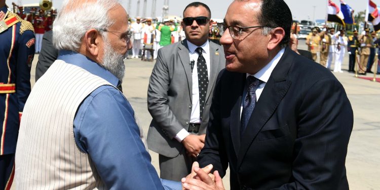 بالصور.. مدبولي يستقبل رئيس الوزراء الهندي والوفد المرافق له بمطار القاهرة 1
