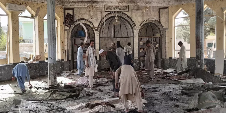مقتل 11 في انفجار داخل مسجد خلال جنازة بأفغانستان