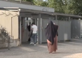 فيديو يوثق مدرسة فرنسية تجبر فتيات على خلع الحجاب.. تفاصيل 1