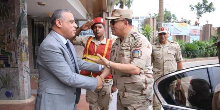 محافظ سوهاج يستقبل قائد الجيش الثالث الميداني