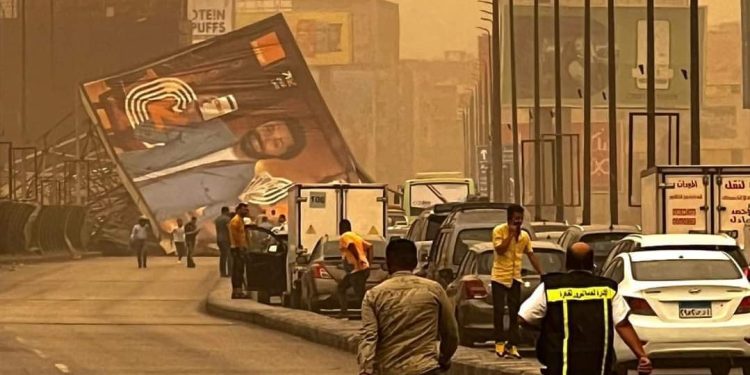 مصرع وإصابة 5 أشخاص بسبب سقوط لافتة إعلانات بكوبري أكتوبر