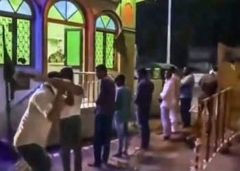 انتشار فيديو يوثق جلد مسلمين بالهند بعد احتجاجات على قرار هدم مسجد 4