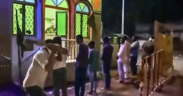 انتشار فيديو يوثق جلد مسلمين بالهند بعد احتجاجات على قرار هدم مسجد 1