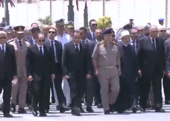 عاجل | الرئيس السيسي يشارك في جنازة والدة رئيس الحكومة مصطفى مدبولي 6