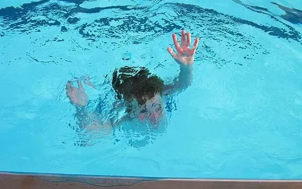 العناية الإلهية تنقذ طفلا من الغرق داخل حمام السباحة بنادي الزمالك