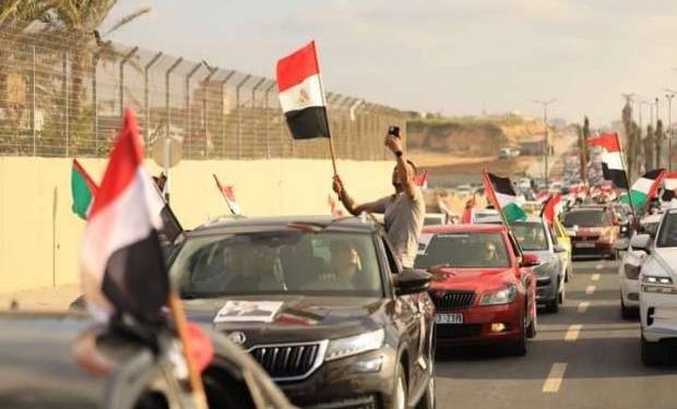 بـ الأعلام المصرية وصور السيسي.. سكان غزة يحتفلون بذكرى ثورة 30 يونيو