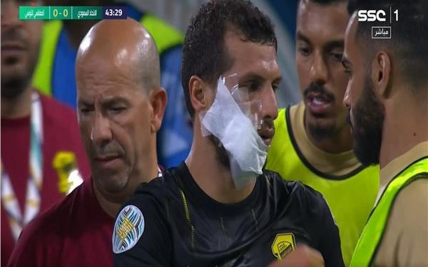 طارق حامد يتعرض لـ"إصابة خطيرة" أثناء مباراة الاتحاد والصفاقسي 1