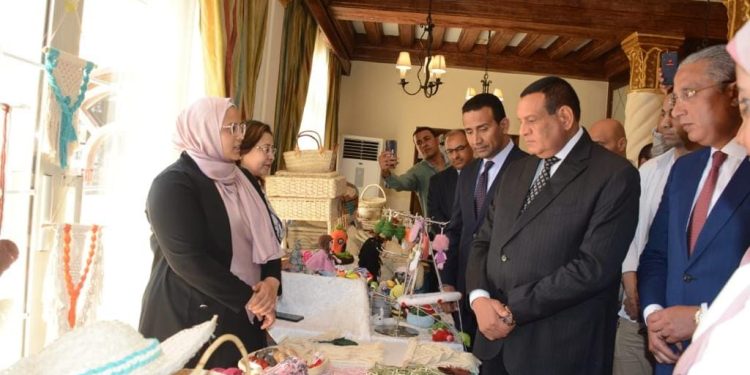 وزير التنمية المحلية ومحافظ الفيوم يتفقدان معرض منصة «أيادي مصر»