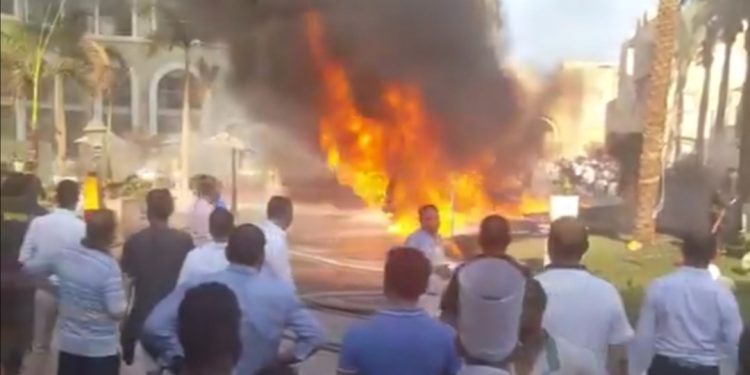 حريق يلتهم سيارة مواد بترولية في سهل حشيش بمدينة الغردقة (صور) 1