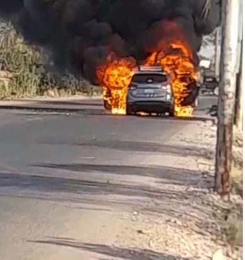 اشتعال النيران بـ سيارة على طريق سوهاج الزراعي