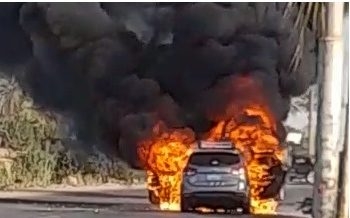 اشتعال النيران بـ سيارة على طريق سوهاج الزراعي
