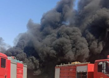 الحماية المدنية تحاول السيطرة على حريق معرض للسلع الغذائية بشرم الشيخ 1